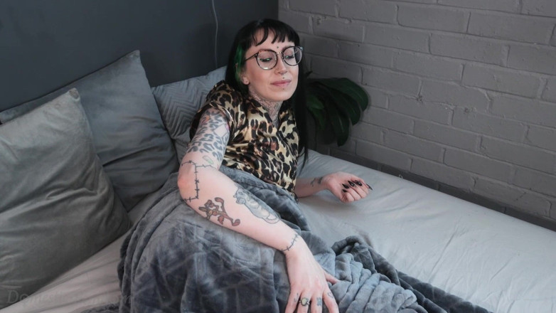 Domestic femdom: Sărută-mi picioarele, noapte bună