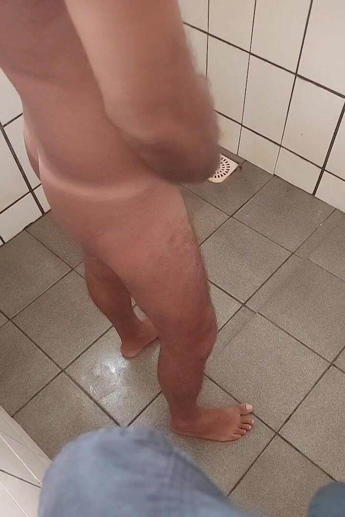 Ladysilvas: Ladysilva goală în baie, arătându-și fundul bronzat și cu pula ei fierbinte