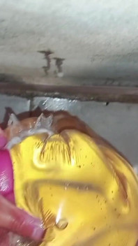 일반 목욕으로 시작 된 것은 강렬한 개인 POV 경험 수제 장난감 세션으로 바뀌었습니다.