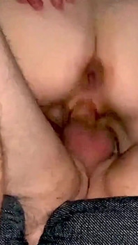Gótica puta recebe uma gozada interna anal