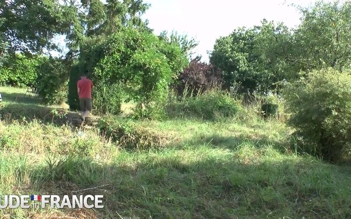 La France a Poil: 3명의 이웃에게 따먹히는 예쁜 갈색 머리 십대 일광욕