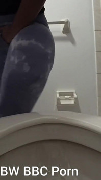 Zoufalá pro čůrání chcaní na záchodě POV