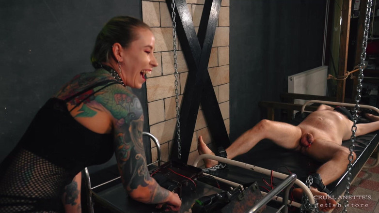 Cruel Anettes fetish world: Electric Shock on Toes and Cock