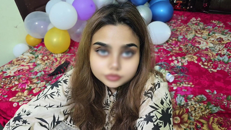 Faryal: Pakistanisches schönes virales mädchen, das spaß mit ihrem freund hat