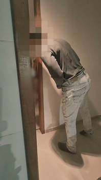 Gorąca żona pieprzy swojego szwagra stojąc na korytarzu i bierze swoją spermę do jej ust