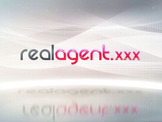 Real Agent: 令人惊叹的性感皮卡丘喜欢张开她湿润剃光的大洞