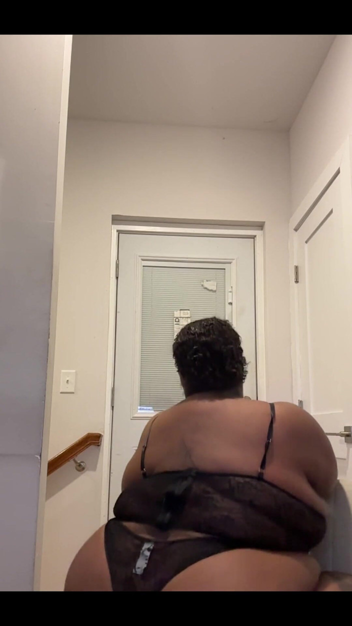 Monique Starr: 我可以像这样骑你吗？