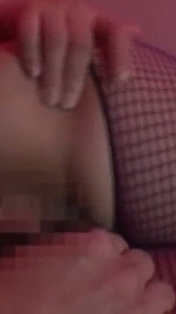 Tante seksi dengan penutup mata ini dientot habis-habisan sama banyak kontol besar sampai matanya merem melek