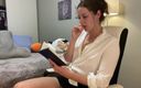 Nadia Foxx: Une brune sexy lise un roman romantique torride et prend...