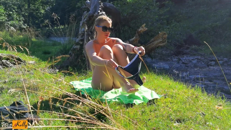 Wet Kelly: Milf exhibicionista se masturba en el bosque junto a un...