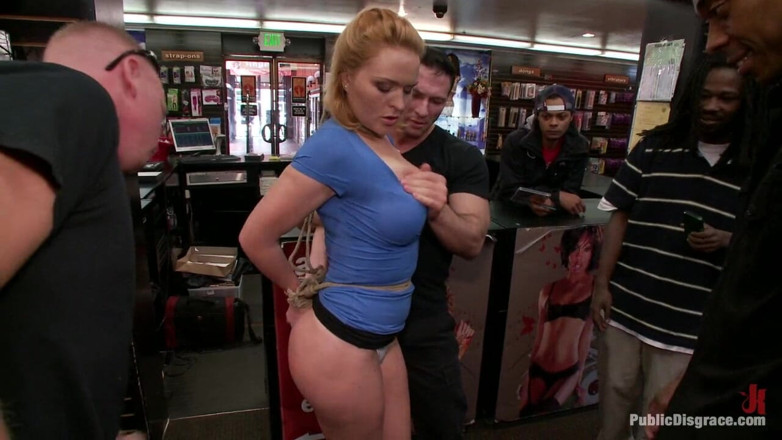 Public Disgrace by Kink: Sesso pubblico aggressivo sopra la testa