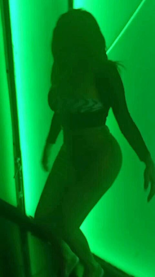 Barbietransxxxx: Tranny ukazuje zadek v baru