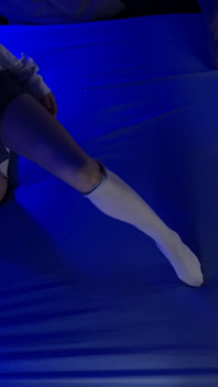Une petite nana en chaussettes blanches te taquine la caméra 3