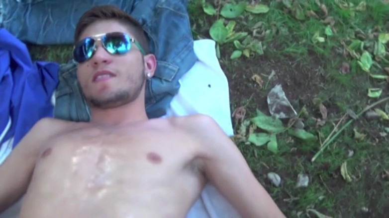 French dudes with big cocks: Czad zerżnięty przez swojego przyjaciela na zewnątrz na seks