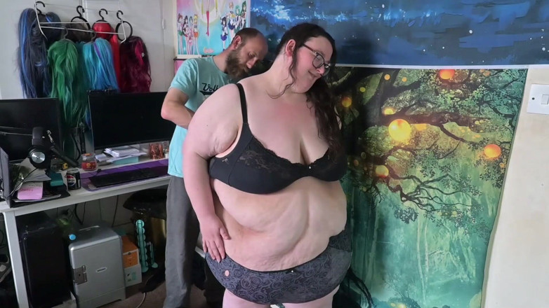SSBBWLadyBrads: Ss iri güzel kadın iç çamaşırından çıkarılıp şehvetli bir şekilde öpülüyor