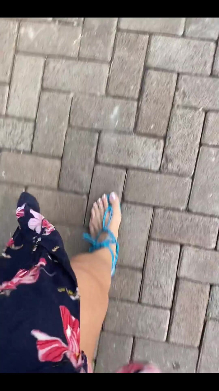 KiffaFeet: Dobré ráno s mými sexy nohami a modrými sandály