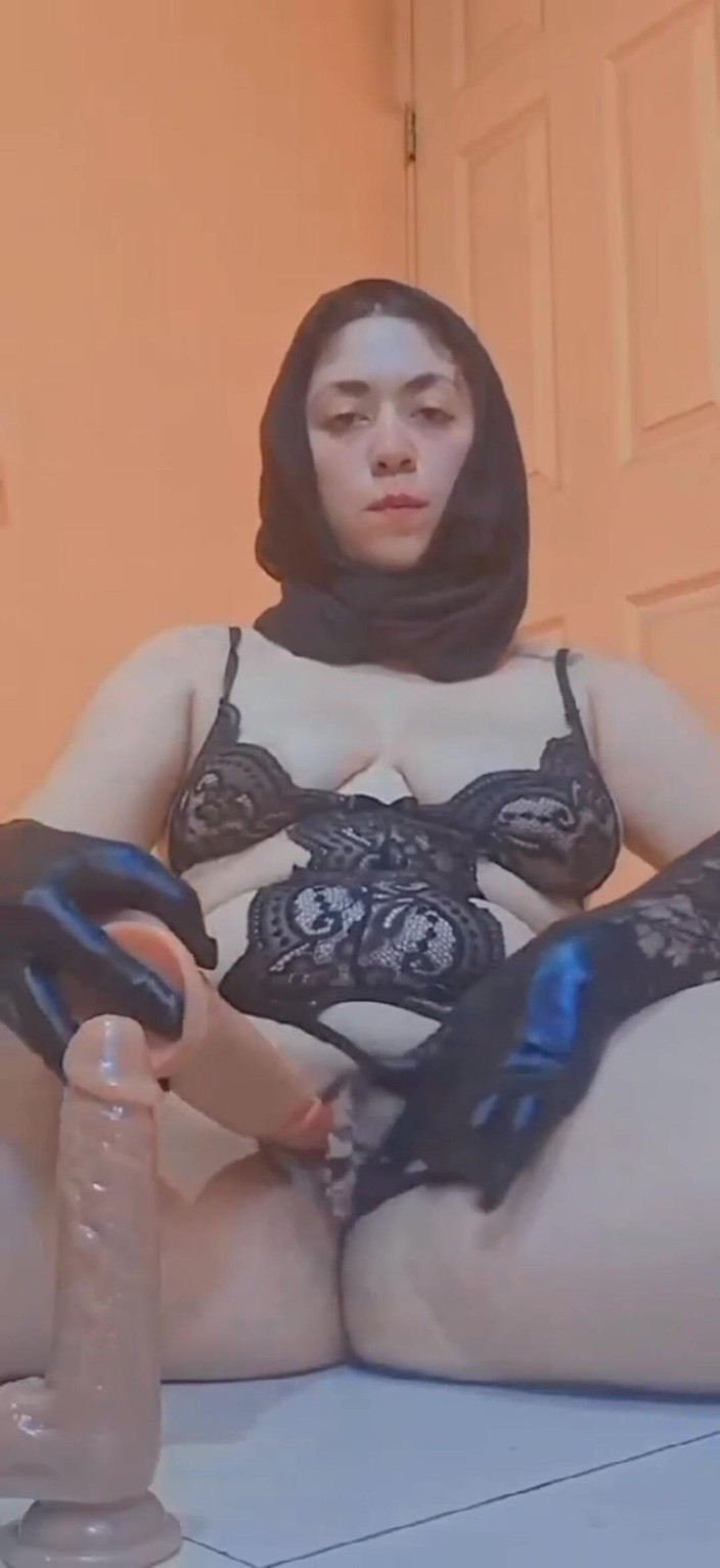 Noemileon: Ragazza persiana in hijab e lingerie che gioca con la...