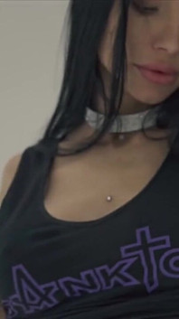 Sanktor - chuda aktorka porno dokucza i rozbiera się