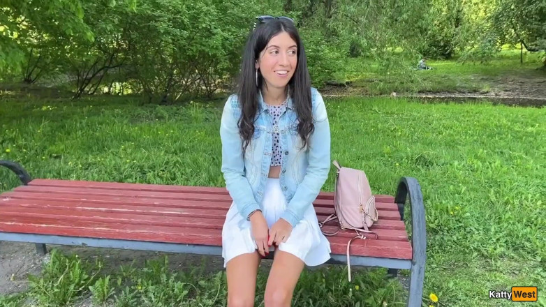Кэти Вест: Мой друг контролирует мои оргазмы на публике с игрушкой от flirtwithsb