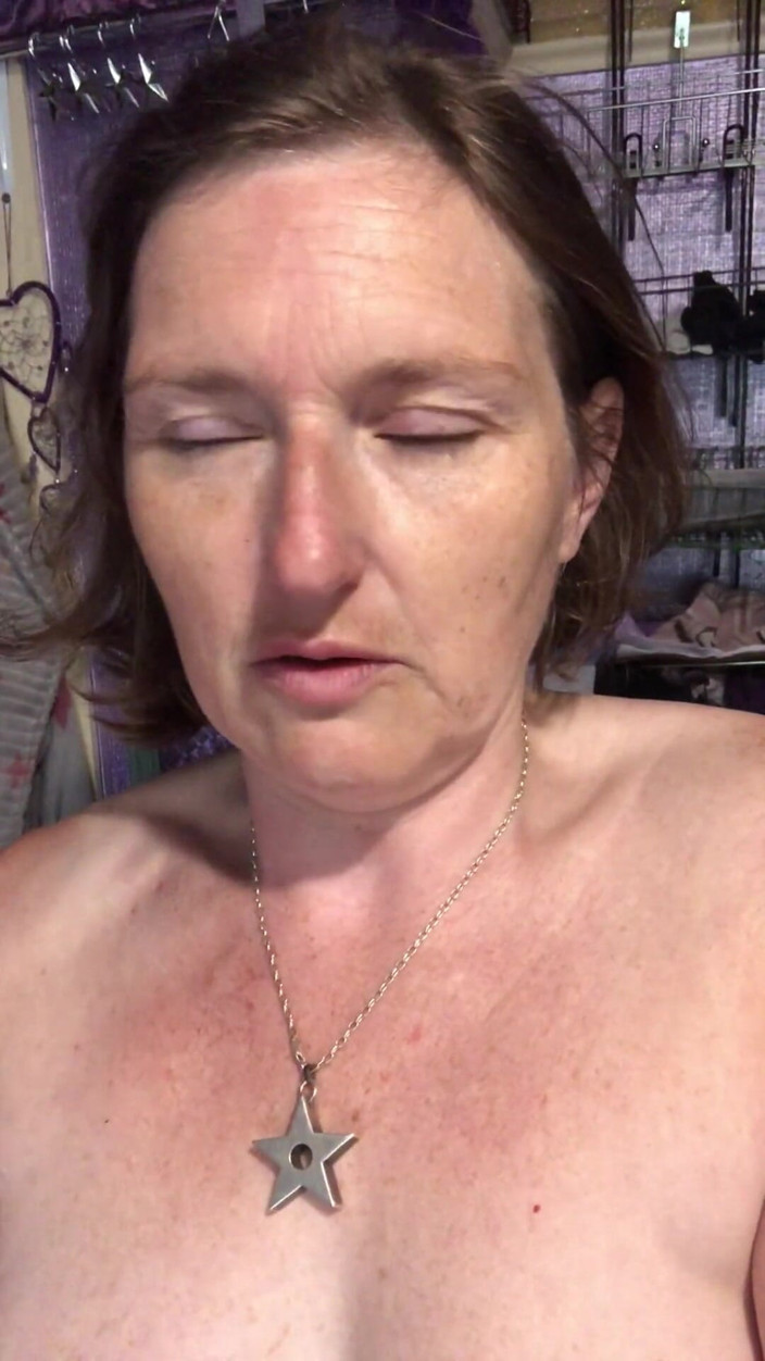 MistressWriggler: 내 침실에서 유리로 카테터 오줌을 할 떨어져 내 털이 보지 입술을 확산. 내 쪼이는 쪼이는 쪼이는 젖가즘을 에픽으로 볼 수 있어