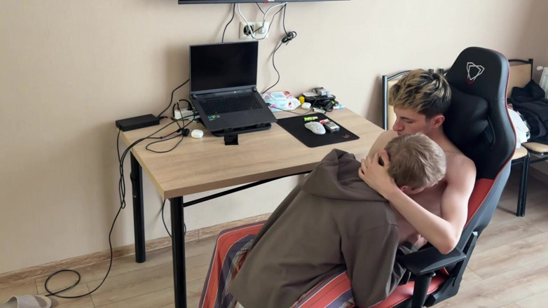 Ethan Lestray: Des mecs à grosse bite baisent le trou du cul étroit