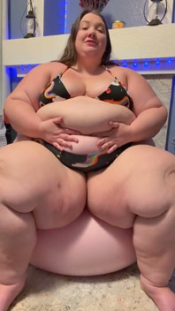 Culona eructa en bikini