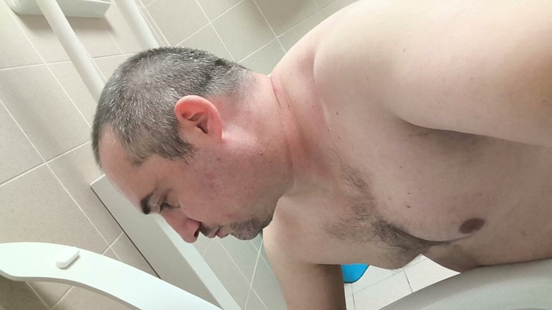 Leccacessi: Licking a Public Toilet