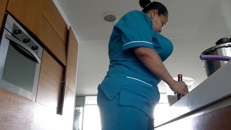 Milfcaliente69: Empleada con un gran culo se masturba su jugoso coño...