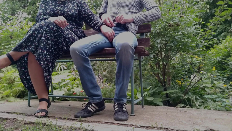 OurFetishLife: 시어머니와 함께 공원에서 야외에서 핸잡을 웅장하고 강력한 사정으로 바꿔놓았어