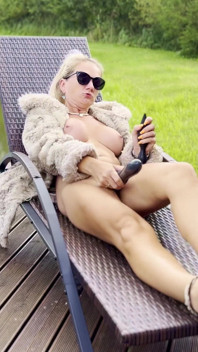 MILF Calda Si Masturba Con Dei Giocattoli Sul Balcone Dell'hotel