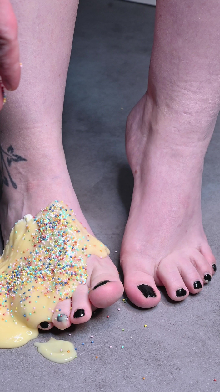 Sexyskyfeet: Asmr Pudding Cremoso Con Il Piede Spacca Il Suo Spesso...