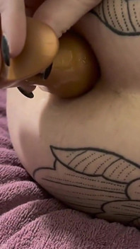 Fuckpig anal ve film çekmek için amcığını esnetiyor