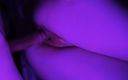 Violet Purple Fox: Mijn natte poesje wacht op een pik. Close-up. Sappig 18+ poesje