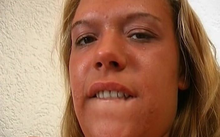 Hardcore German Club: Blonďatá německá teenagerka si nechává lízat a prstovat kundičku zároveň