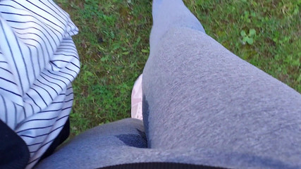 Nicoletta Embassi: Nicoletta își udă pantalonii de yoga complet într-un parc public - pișat extrem...