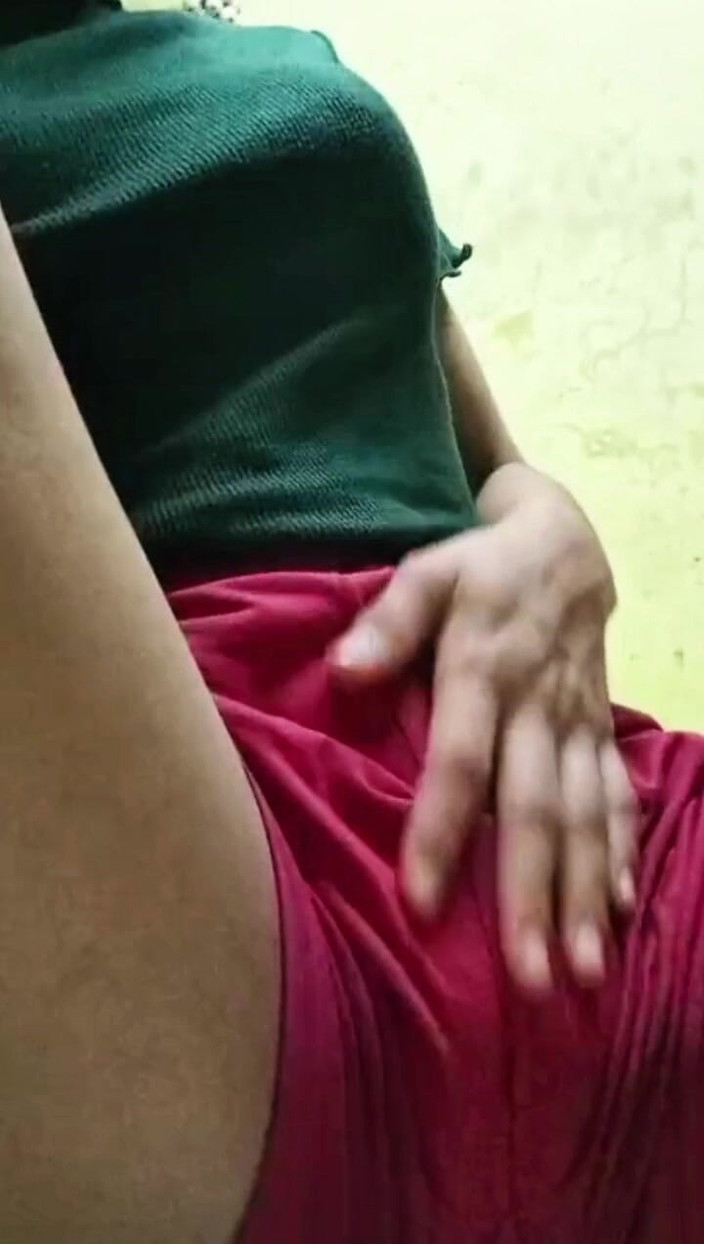 Silver_Worm: Aksi hot gadis india untuk muasin memeknya pakai mainan seks