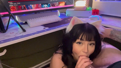 Eden Rylie: Gamer Girl Memberikan Blowjob Di Bawah Meja