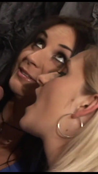 Roxy ve Darina amına aç iki adam tarafından sikiliyor