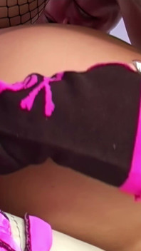 Sexy blonde babe Delta White met grote tieten in een heet trio met grote blanke pik krijgt haar mooie gezicht bedekt met sperma