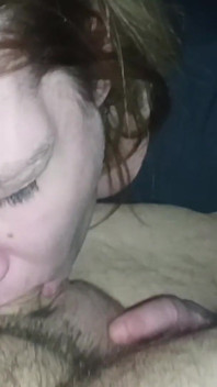Muie amatoare de casă și oral adânc în gât cu spermă în gură
