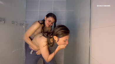 scarlettandc: Lesbianas mojadas con quần jean sexo salvaje bajo la ducha