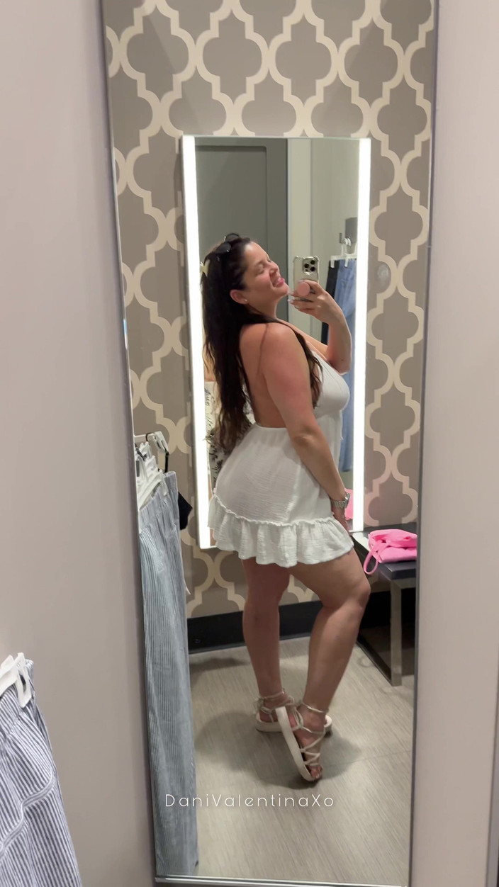 Dani Valentina: Napalona przymierzalnia solo - orgazm Ft. Dani Valentina