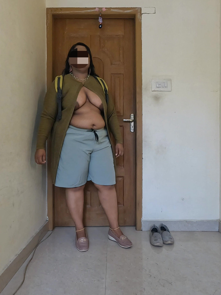 Anne Ipe: Servizio fotografico topless ragazza indiana paffuta nuda.