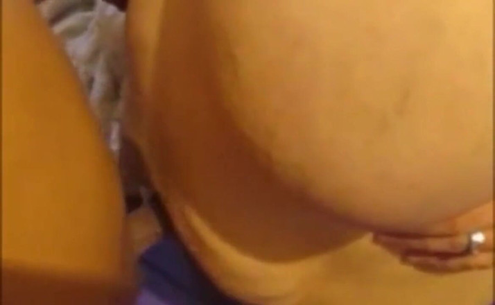 Fat Goddes: Caliente culona obtiene su ombligo follado tragando bolas de polla...
