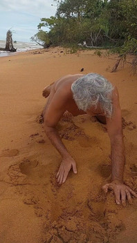 Nackte ladysilva am strand zeigt gebräunten heißen arsch mit Buttplug im arsch