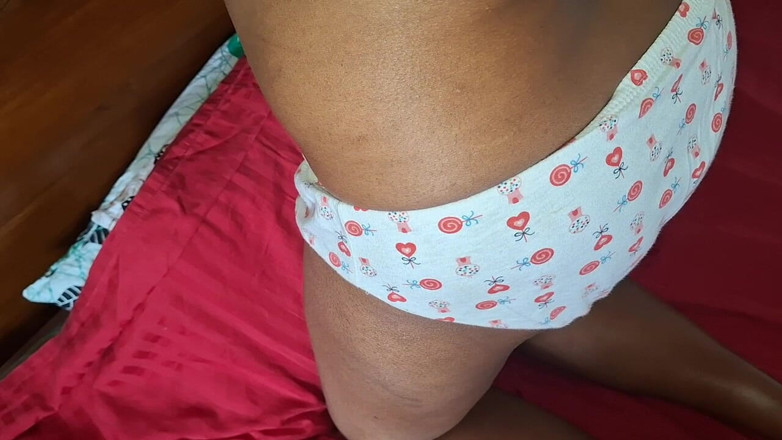 Teena New: Yatak odasında minyon Asyalı orta yaşlı seksi kadın