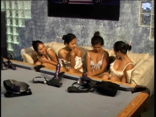 Girl on Girl: Une lesbienne asiatique prend une cliente blonde pour un massage...