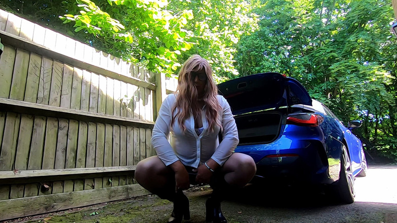 Kellycd2022: 业余 crossdresser Kellycd2022 性感熟女在靴子无缝连裤袜 minxys 短裙