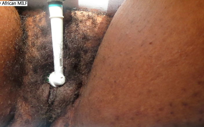 Kinky African MILF: ヌードビーチへ向かう途中