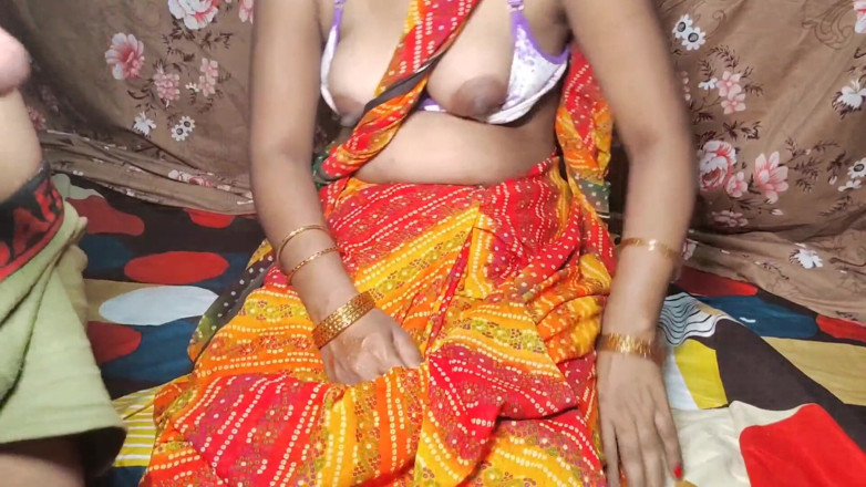 Desi step mom: 義理の妹はサリーに身を包み、彼女の完全なお尻bhabhi kiを打った